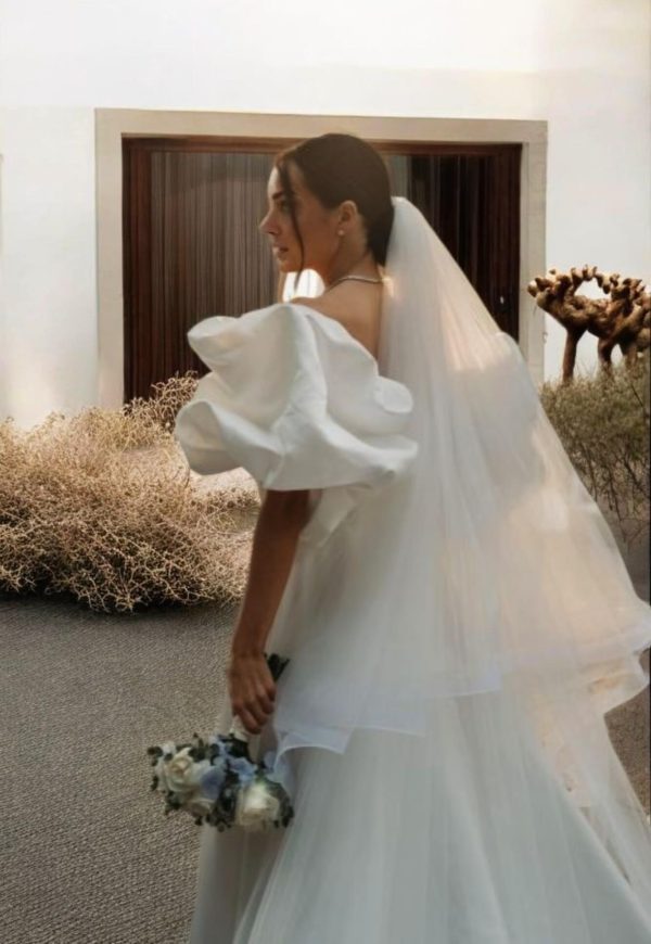 Hasított egyenes menyasszonyi ruha Hasított egyenes menyasszonyi ruha