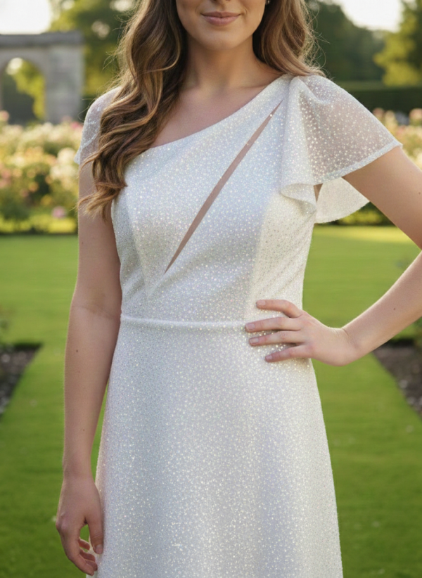 Modern elegáns és letisztult menyasszonyi ruha Modern elegáns és letisztult menyasszonyi ruha