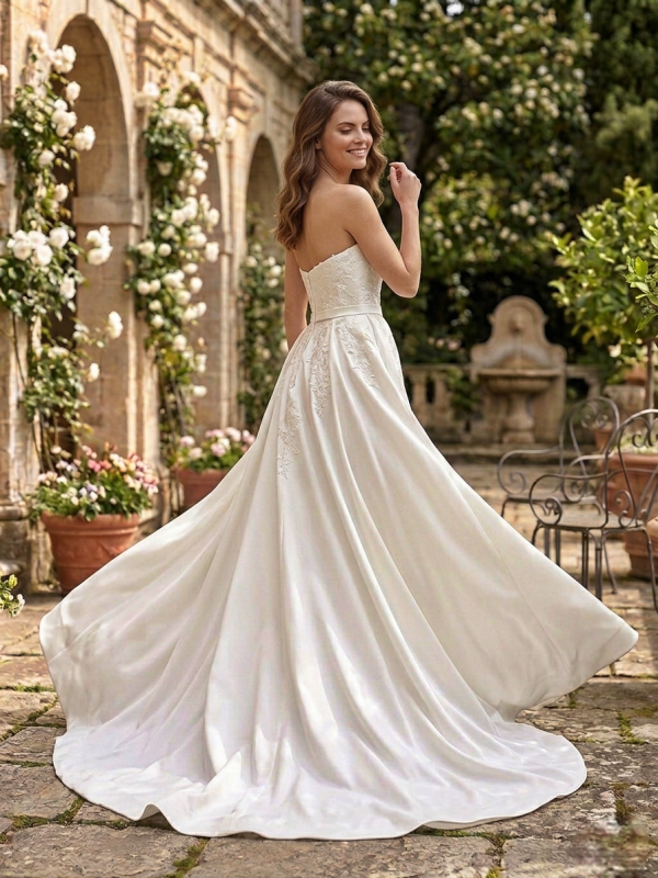 ariálható szatén menyasszonyi ruha levehető uszállyal és aszimmetrikus csipke hímzéssel. ariálható szatén menyasszonyi ruha levehető uszállyal és aszimmetrikus csipke hímzéssel.