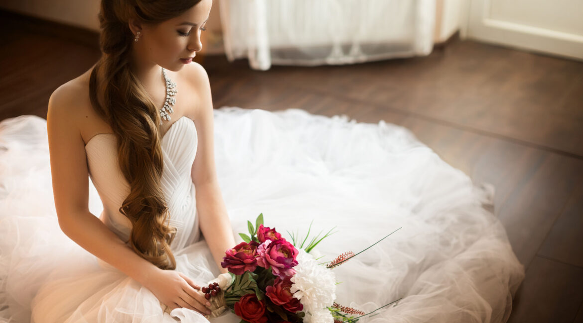 Esküvői ruhák a fehéren túl – ezt a 8 árnyalatot érdemes fontolóra venned