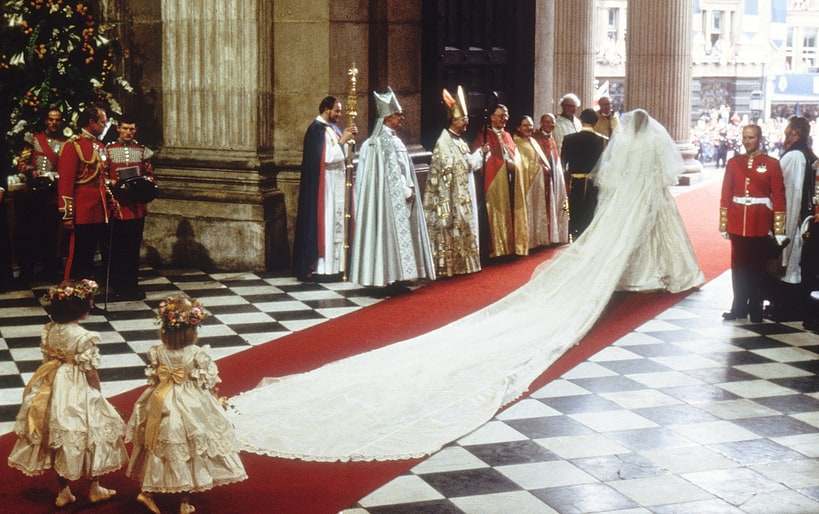 Hercegnő menyasszonyi ruha uszály