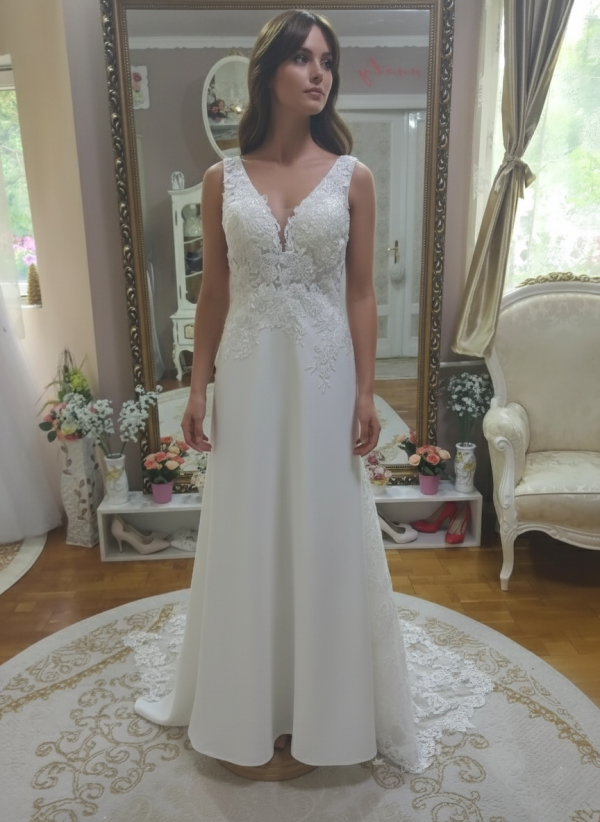 Tört fehér dús csipkével díszített karcsúsított menyasszonyi ruha