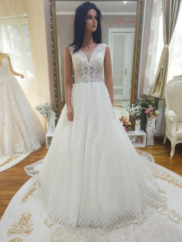 Csillámló vállpántos törtfehér menyasszonyi ruha