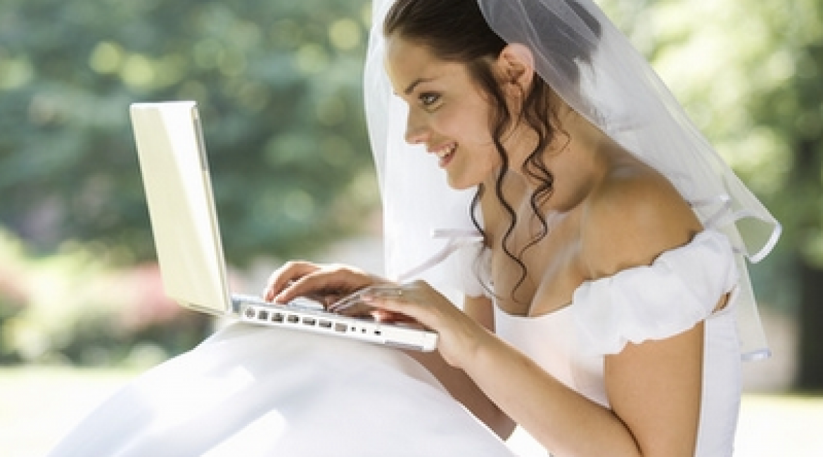 A menyasszonyi ruha online felkutatása időt és energiát spórol neked