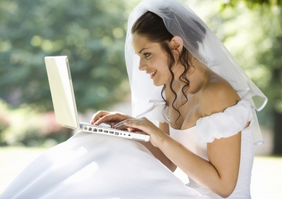 A menyasszonyi ruha online felkutatása időt és energiát spórol neked