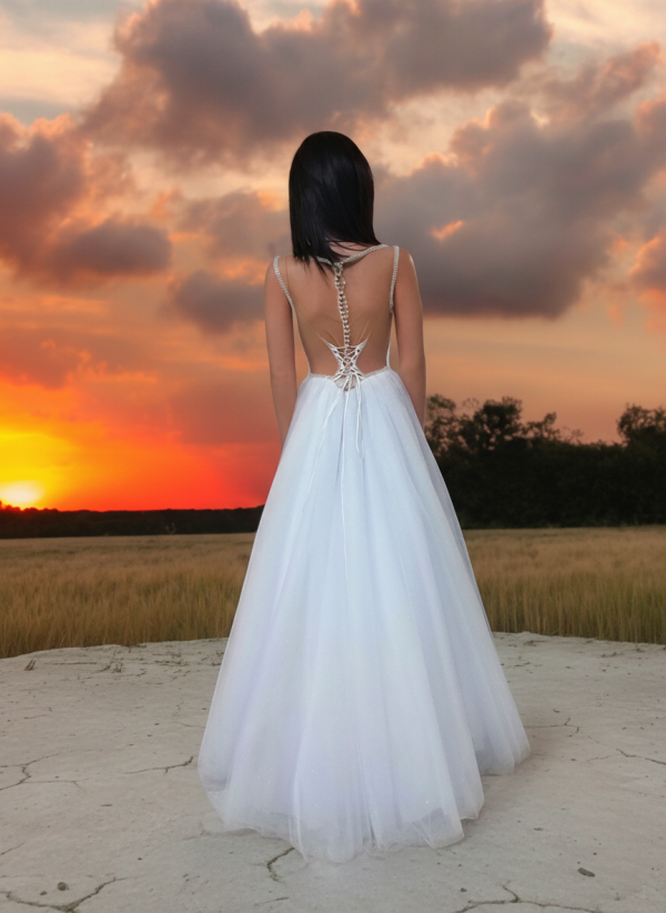 Hófehér mély dekoltázsú flitterekkel díszített