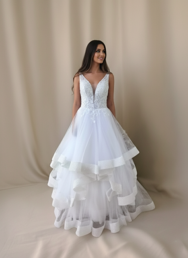 Hófehér vállpántos fodros menyasszonyi ruha