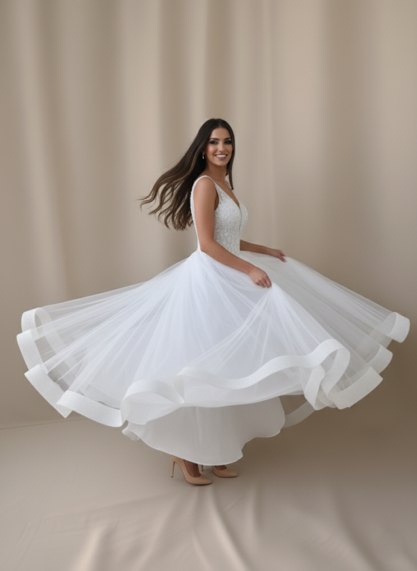 Hófehér vállpántos fodros menyasszonyi ruha