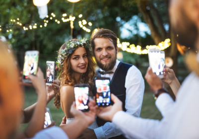 virágkoszorús menyasszony és vőlegénye fotózás közben