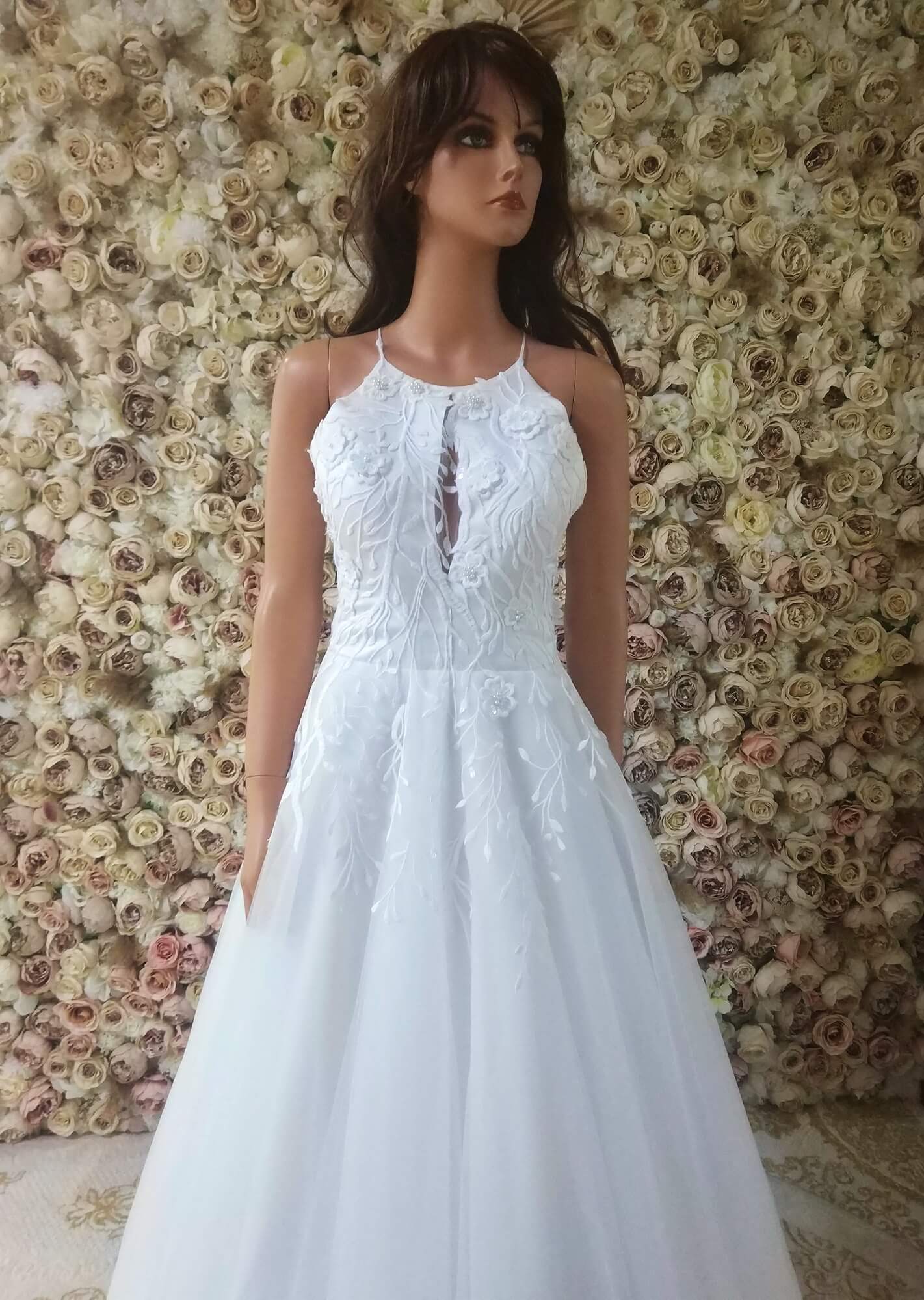 Zárt nyakú hófehér tüll menyasszonyi ruha 1
