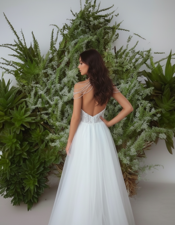 Tört fehér lágy esésű zárt nyakú esküvői ruha