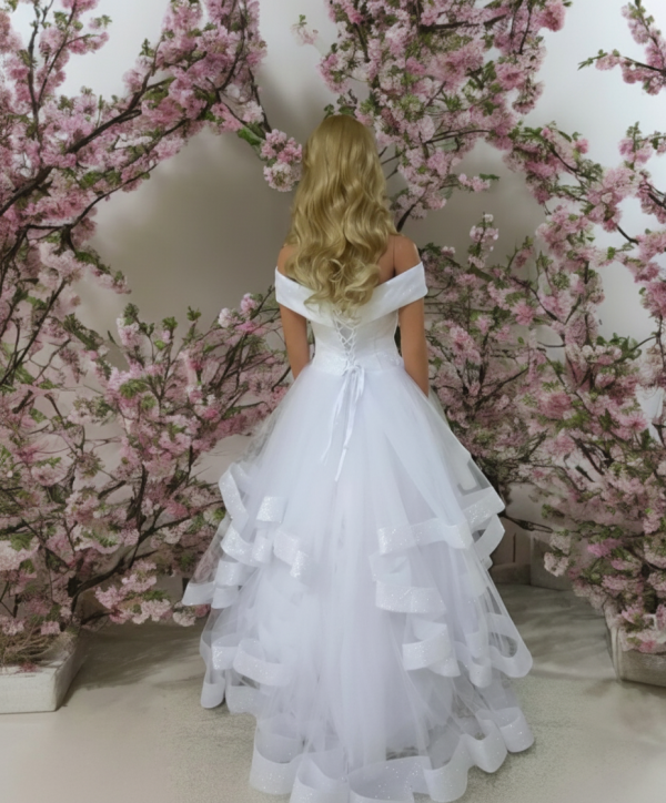 Fehér ejtett vállas csillámló fodros menyasszonyi ruha