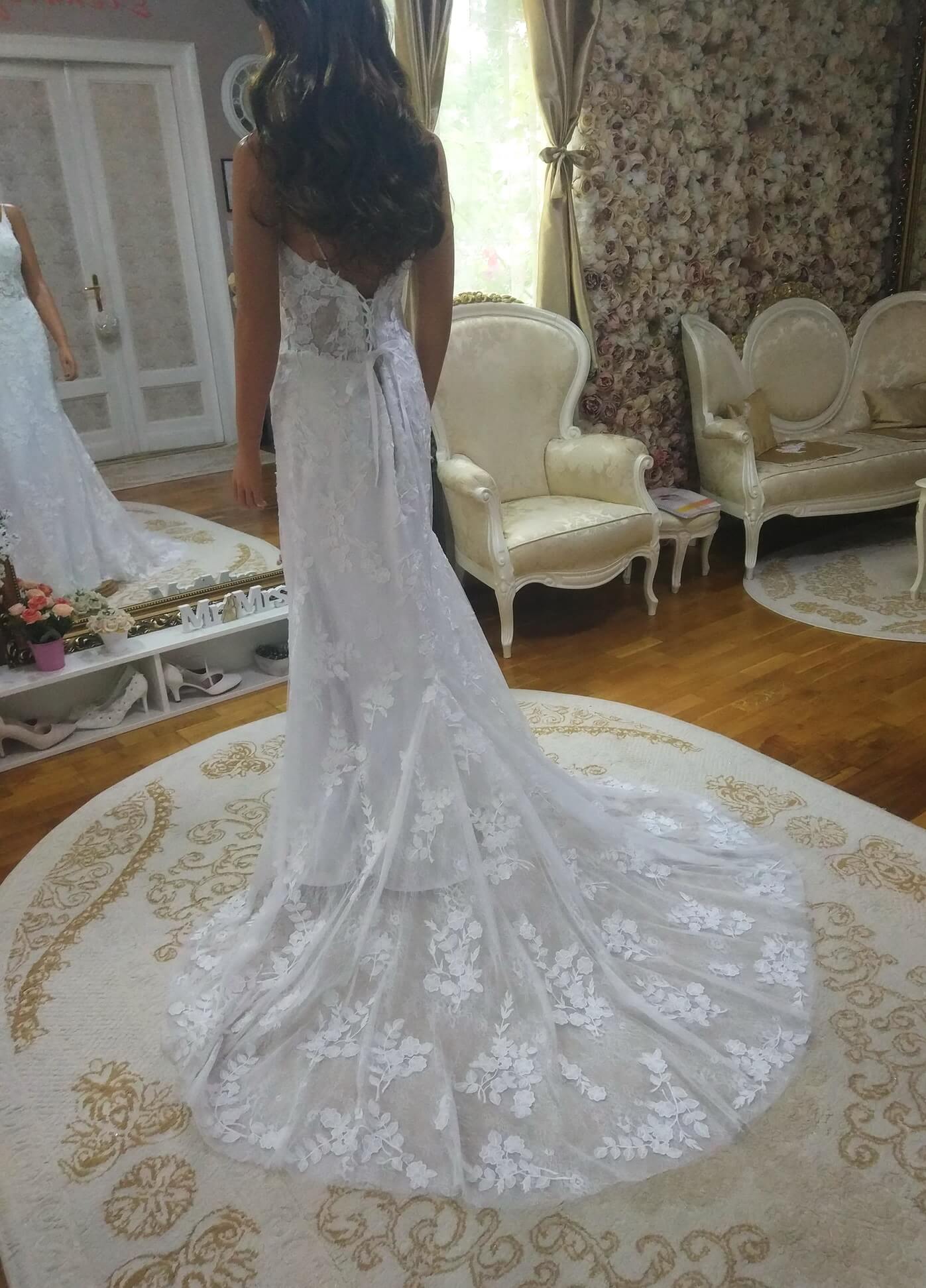 fehér csipke sellő menyasszonyi ruha