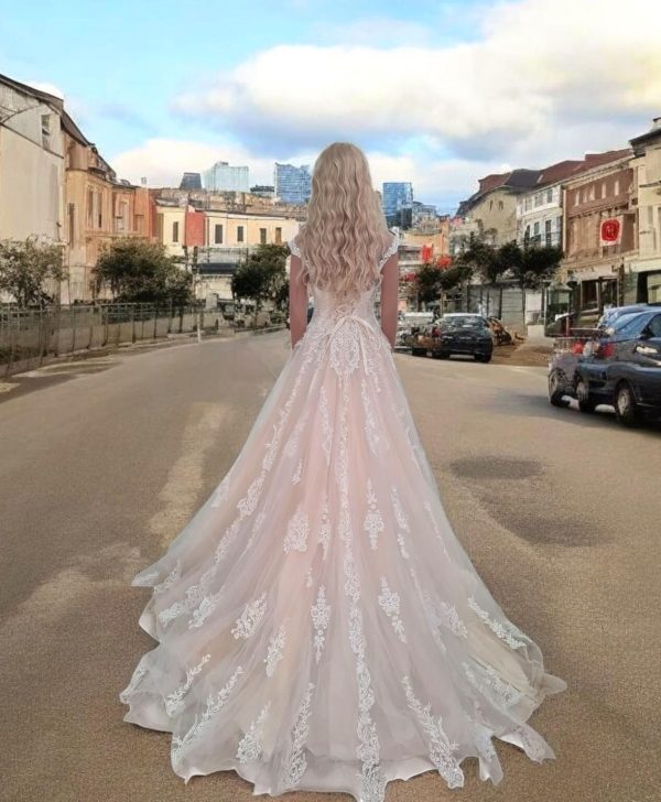 Nude A-vonalú csipkés menyasszonyi ruha