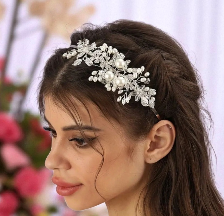 Köves, gyöngyös menyasszonyi hajráf.