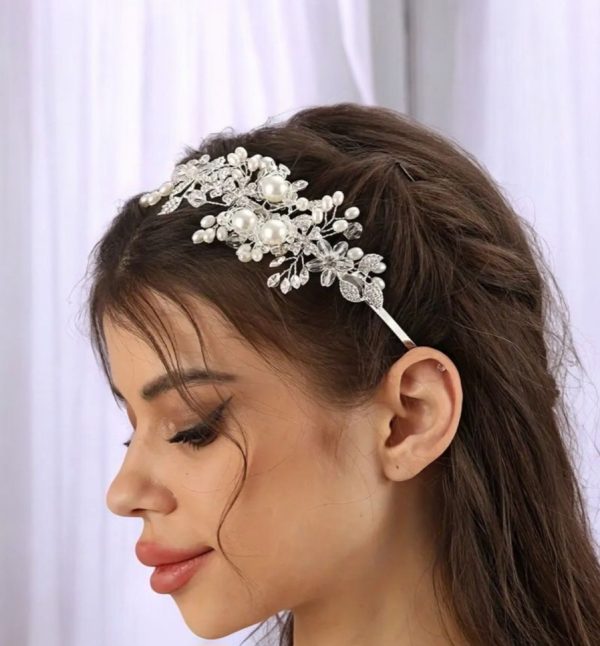 Köves, gyöngyös menyasszonyi hajráf.