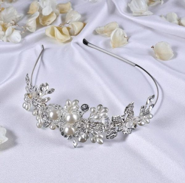 Köves, gyöngyös menyasszonyi hajráf.