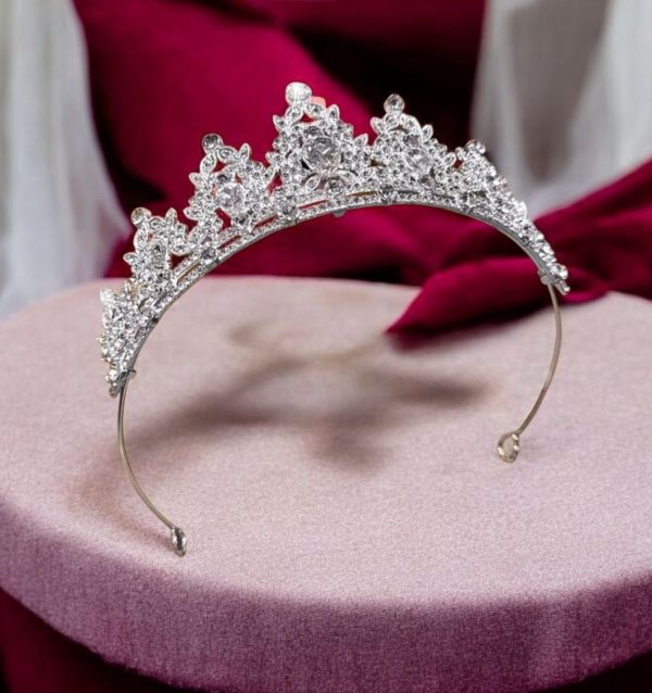 Ezüst színű menyasszonyi tiara