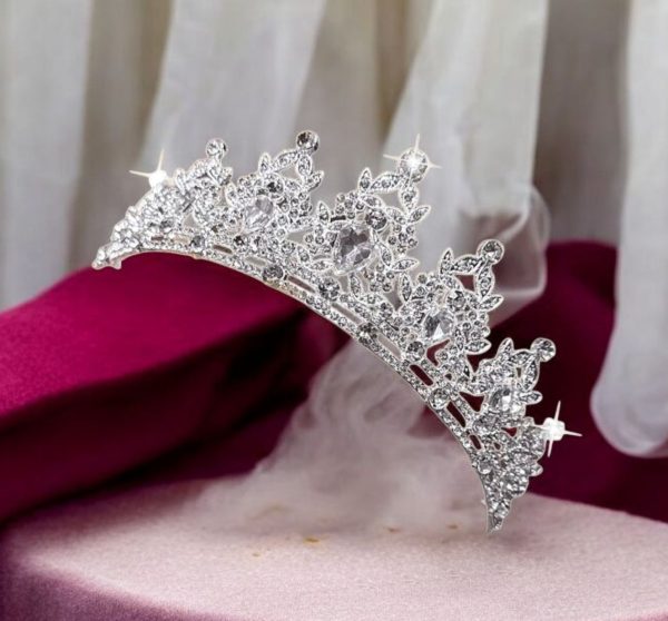Ezüst színű menyasszonyi tiara
