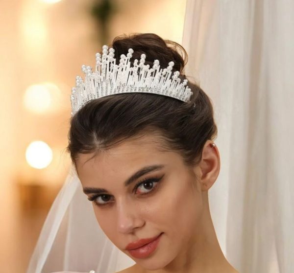 Ezüst színű menyasszonyi tiara