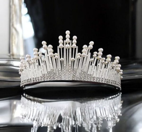 Ezüst színű menyasszonyi tiara
