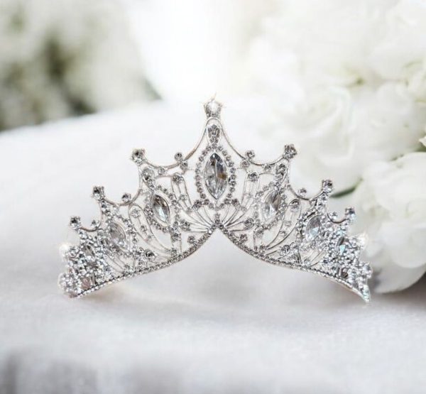 Ezüst színű menyasszonyi tiara
