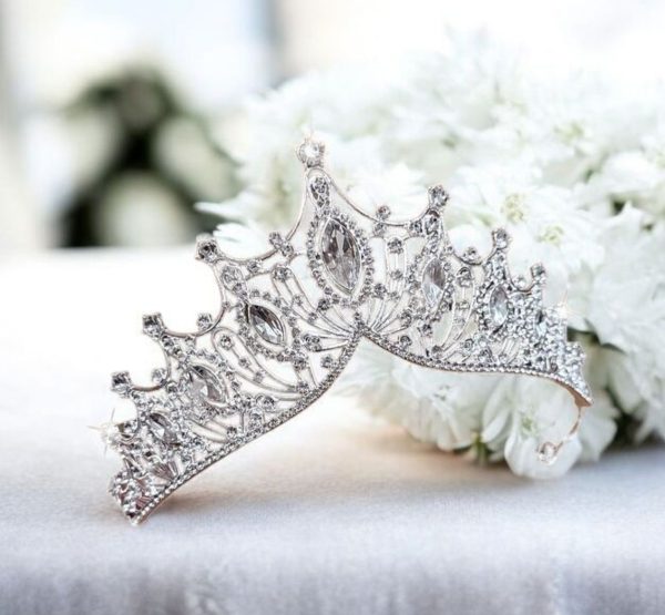 Ezüst színű menyasszonyi tiara