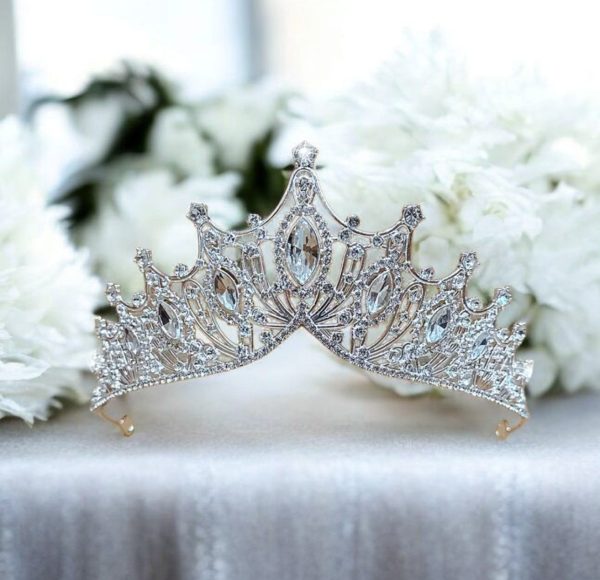 Ezüst színű menyasszonyi tiara