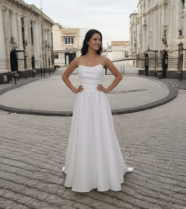 Klasszikus időtlen eleganciát sugárzó fehér menyasszonyi ruha