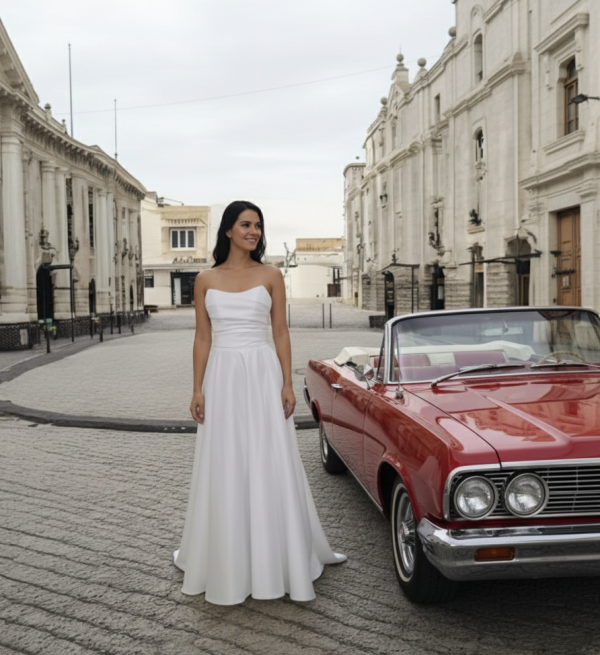 Klasszikus időtlen eleganciát sugárzó fehér menyasszonyi ruha